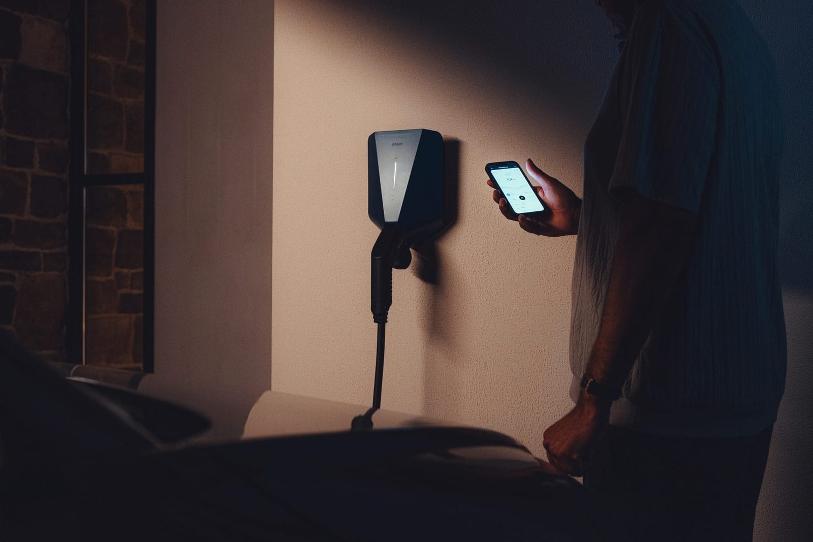 Easee laadstation bediend via de app op een smartphone