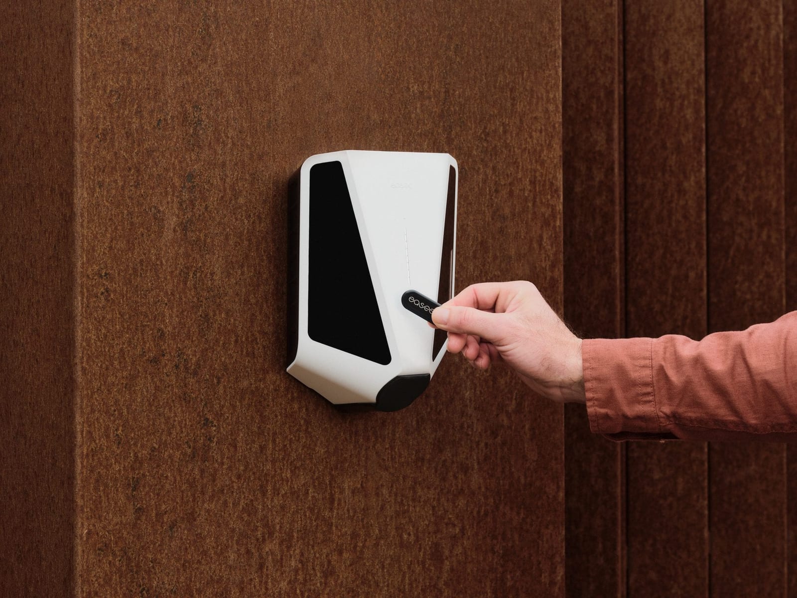 Hand die de laadkabel aankoppelt aan een Easee laadstation